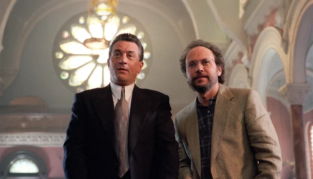 Billy Crystal e Robert De Niro entregam o tipo de comédia no Prime Video que salva qualquer semana difícil
