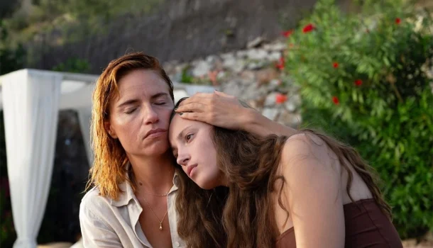 Romance de férias na Netflix promete doçura, mas deixa gosto de corante na boca