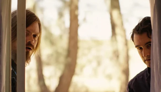 Veja como este filme na Netflix desmonta certezas e cria uma tensão difícil de esquecer