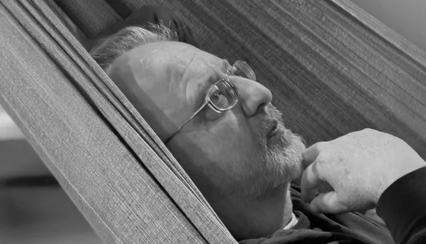 Ícone da prosa radical dos anos 1990, Marcelo Mirisola leva ao novo romance sua guerra contra o bom-mocismo literário