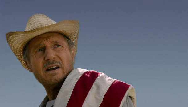 Liam Neeson volta mais violento do que nunca em faroeste moderno que está explodindo na Netflix