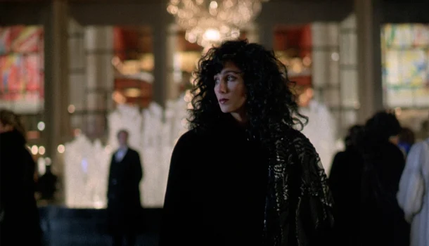 Cher e Nicolas Cage brilham em uma das comédias românticas mais irresistíveis da história, agora no Prime Video Cher e Nicolas Cage brilham em uma das comédias românticas mais irresistíveis da história, agora no Prime Video