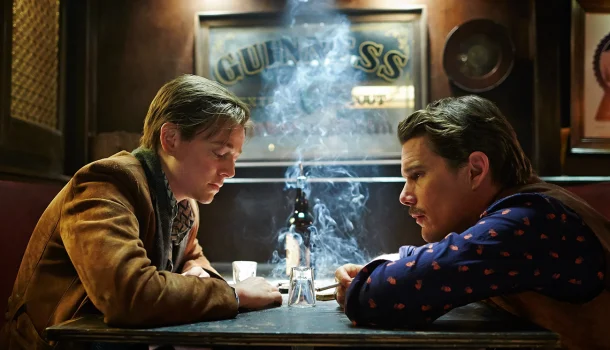 Ethan Hawke em um mistério que conversa com o espírito de Agatha Christie na Netflix