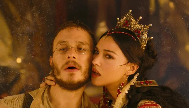 A fantasia caótica de Terry Gilliam com Damon e Ledger chega à Netflix para provar que contos de fadas nunca foram inocentes