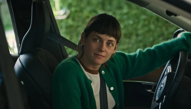 Comédia dramática com Michael Cera e Kristen Stewart no Prime Video é lembrete de que nenhum adulto sabe exatamente o que está fazendo