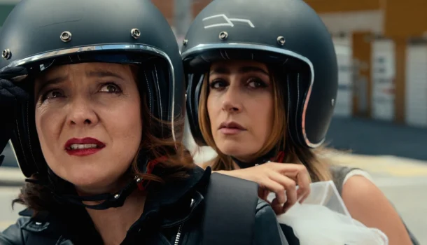 Nova série da Netflix traz o triângulo amoroso mais intenso do ano — estranha, mas impossível de parar de ver