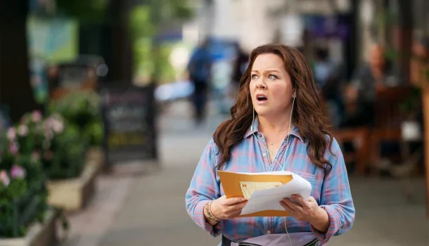 Comédia romântica na Netflix com Melissa McCarthy é o colapso tecnológico mais fofo que você vai ver