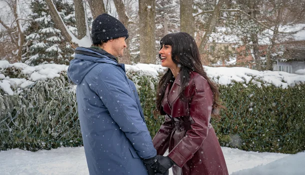Netflix abre o Natal 2025 com uma comédia romântica que não promete milagres, só uma noite mais leve