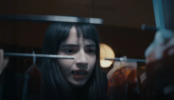 Acaba de chegar à Netflix uma pequena pérola do cinema: estranhamente fofo, sombrio e bonito