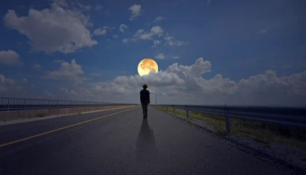 A merencória luz da lua sobre o lábaro que ostentas estrelado