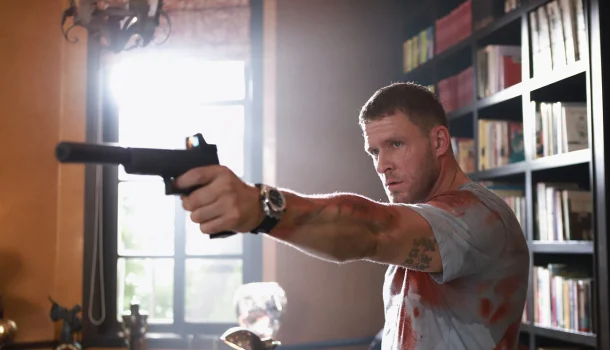 Filme de ação tailandês de baixo orçamento supera “Jay Kelly” e vira número 1 na Netflix Brasil