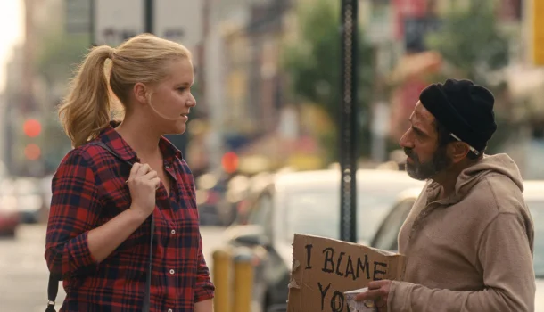 Você vai dar play achando que é só comédia… e vai acabar emocionado: Amy Schumer estreou no Prime Video