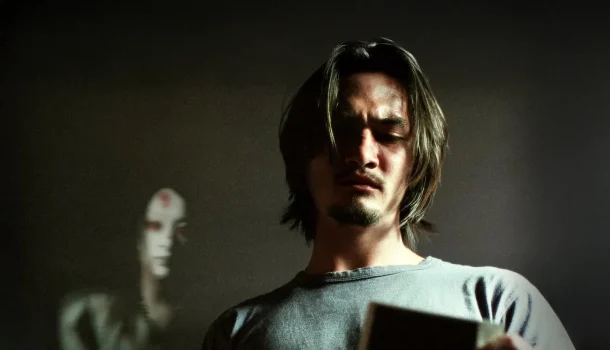 Um dos filmes mais perturbadores do século ganha nova vida na Netflix e volta a assustar como se fosse a estreia