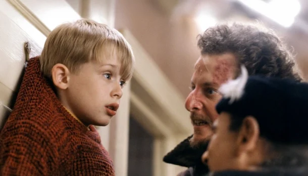 Filme que atravessa gerações segue como uma das comédias mais inteligentes do cinema — e está no streaming