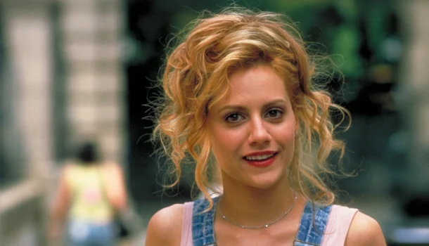 Comédia romântica com Brittany Murphy na Netflix tem cheiro de nostalgia e gosto de carinho sincero
