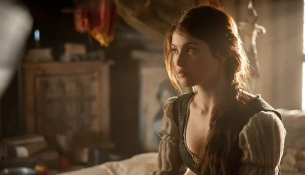 Aventura sombria com Famke Janssen e Jeremy Renner no Prime Video transforma contos de fadas em pesadelo