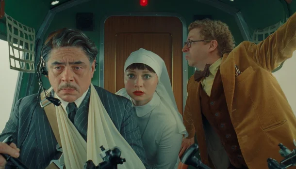 Filme de Wes Anderson com Benicio Del Toro deixa o público dividido entre encanto e exaustão estilística, no Prime Video