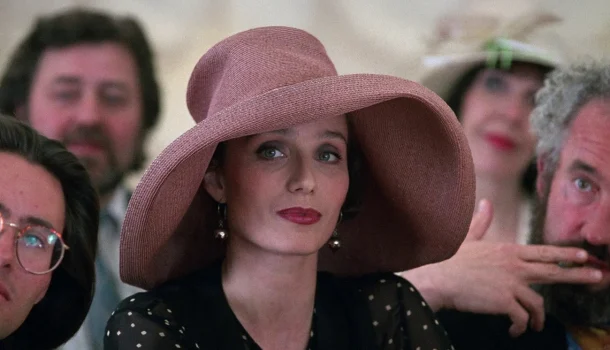 Filme com Andie MacDowell é considerado uma das maiores comédias românticas da história — e a Netflix acaba de colocar no catálogo