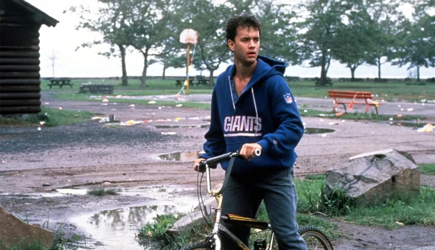 A história que consolidou Tom Hanks, mudou seu destino no cinema, valeu sua primeira indicação ao Oscar e agora chegou à Netflix