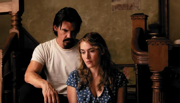 Romance com Kate Winslet e Josh Brolin na Netflix mostra que o amor floresce até mesmo no deserto emocional