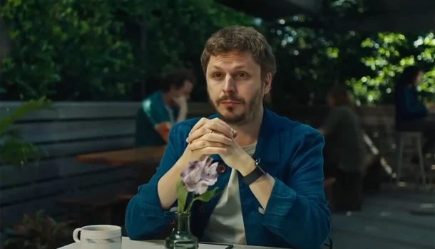 Michael Cera e Kristen Stewart estrelam comédia leve no Prime Video que não muda sua vida, mas melhora sua tarde