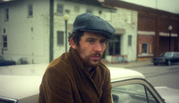 Queridinho do cinema atual, Josh O’Connor vive um fracassado sem redenção no novo filme da Mubi