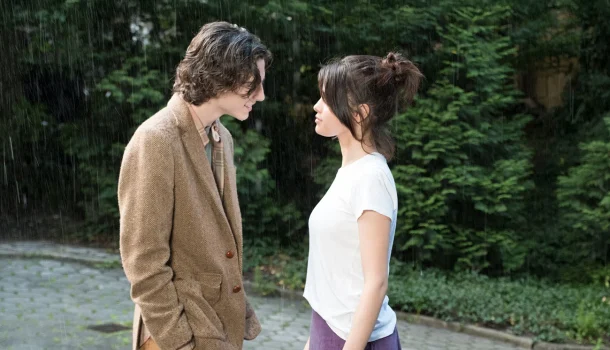 Na Netflix: o filme perfeito pra fechar o ano — charme, chuva e um romance que dá vontade de voltar no tempo
