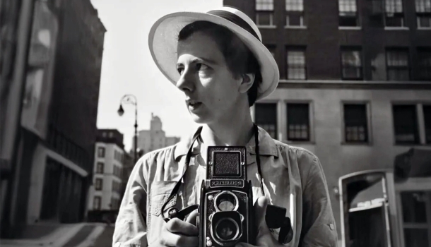 A babá que fotografou o século e morreu anônima: por que Vivian Maier importa agora A babá que fotografou o século e morreu anônima: por que Vivian Maier importa agora