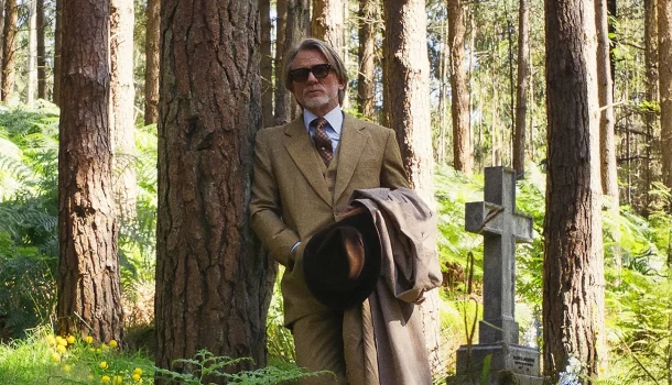 Se você pensava que ele ia falhar, errou feio: Rian Johnson entrega o melhor filme da franquia Knives Out na Netflix Se você pensava que ele ia falhar, errou feio: Rian Johnson entrega o melhor filme da franquia Knives Out na Netflix