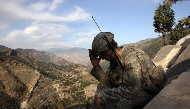 A guerra por trás da guerra: James Gandolfini conduz dossiê desconfortável, mas necessário, na HBO Max