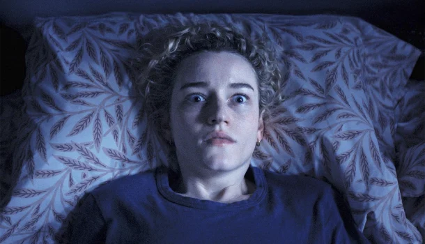 Terror que lucrou 7 vezes o próprio orçamento, com Julia Garner e Josh Brolin, agora na HBO Max