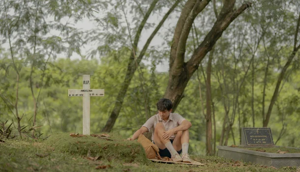 Dois atores, duas idades, um mesmo homem: a Netflix tem um coming-of-age que parece espelho