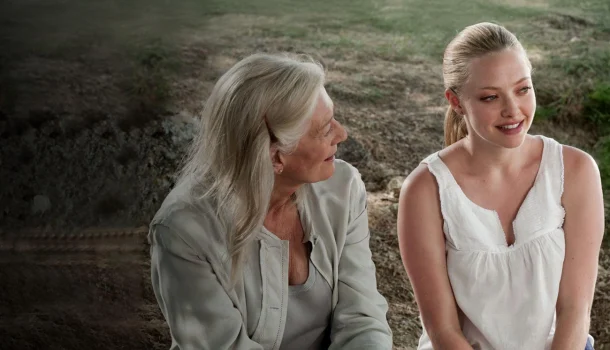 Tem um romance na Netflix que faz você se apaixonar pela ideia de se apaixonar outra vez