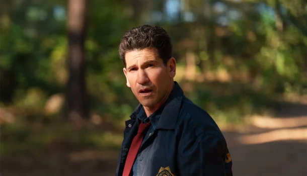 Nova série de suspense da Netflix, com Jon Bernthal, é viciante igual café e você não vai parar enquanto não assistir tudo