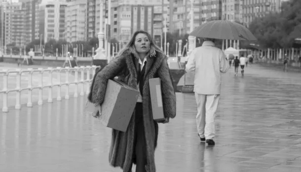 Filme europeu de cineasta argentina, na Mubi, transforma crise econômica em sátira afiada sobre classe média