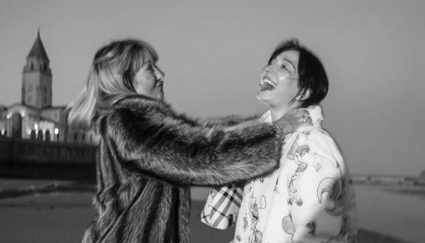 Filme europeu de cineasta argentina, na Mubi, transforma crise econômica em sátira afiada sobre classe média