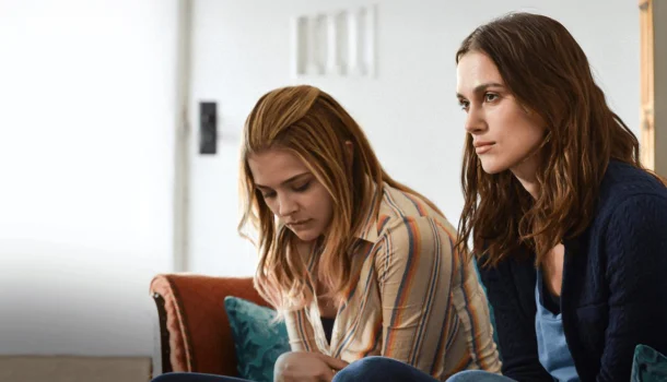 O tipo de comédia romântica que dá vontade de recomendar no meio do filme — chegou ao Prime Video