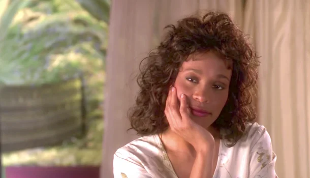 Drama romântico dos anos 90 com Angela Bassett e Whitney Houston, na Netflix, observa a vida adulta quando o amor deixa de ser simples