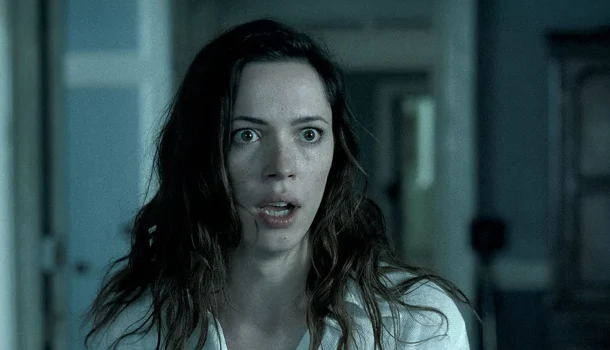 Rebecca Hall usa a razão como escudo — e o Prime Video entrega um suspense que corrói certezas