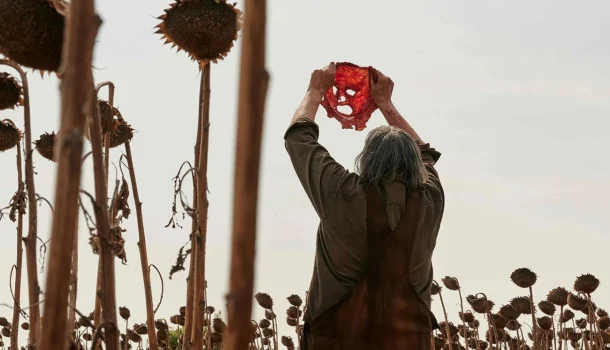 A Netflix entrega uma parábola amarga: gente nova compra, gente velha some — e ninguém sai ileso