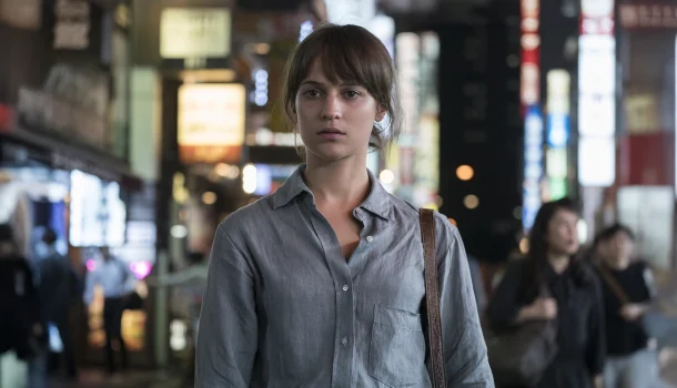 Suspense com Alicia Vikander aposta em mistério fragmentado e tensão silenciosa, na Netflix