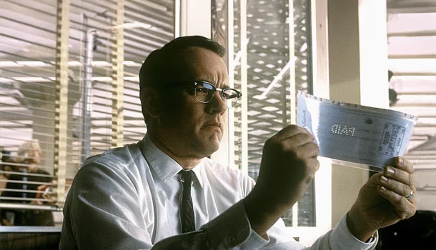 Baseado em história real, thriller de Steven Spielberg com Tom Hanks e Leonardo DiCaprio concorreu a dois Oscars e está na Netflix