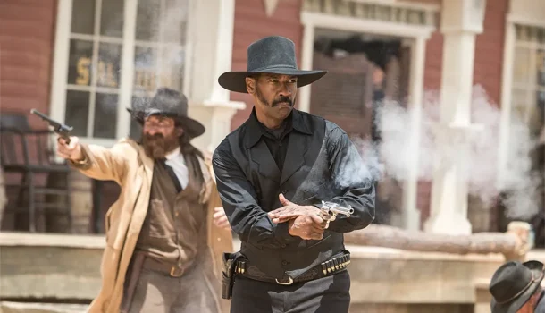 Faroeste de Antoine Fuqua com Denzel Washington e Ethan Hawke chega à Netflix e vai estremecer seu chão com adaptação de clássico