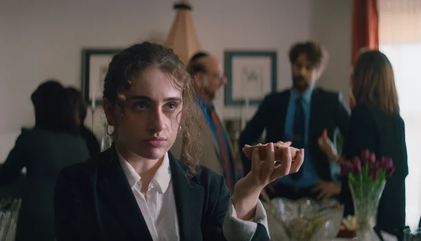 Humor seco e claustrofobia social: comédia dramática na Mubi vai fazer você se sentir com uma dinamite acesa na mão prestes a explodir