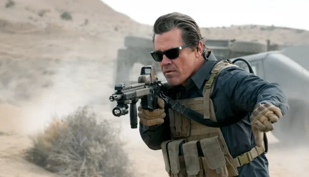 Com Benicio Del Toro e Josh Brolin, thriller brutal escrito por Taylor Sheridan está na Netflix