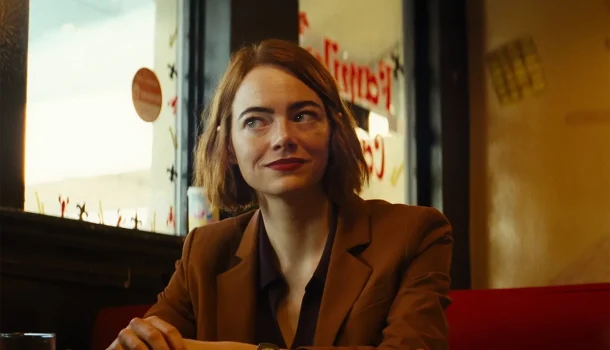 Com Emma Stone e Jesse Plemons, o retorno do diretor que fez do bizarro sua marca chega ainda mais incômodo na Disney+