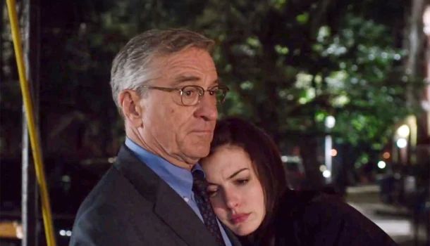 A deliciosa comédia com Robert DeNiro e Anne Hathaway, na HBO Max, que vai deixar seu dia mais leve