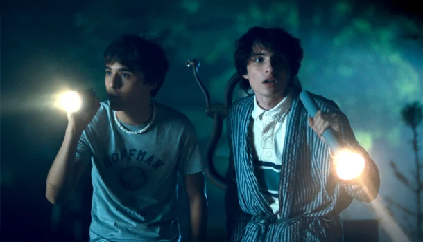 Finn Wolfhard estreia na direção com slasher juvenil que tenta rir dos próprios clichês, no Prime Video