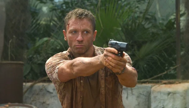 A mistura perfeita de ação e elegância em filme com Daniel Craig e Mads Mikkelsen na Netflix