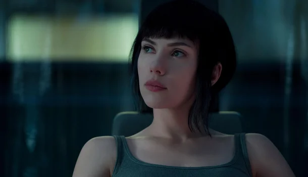 Um dos melhores sci-fis deste século chegou à Netflix — e Scarlett Johansson está no centro de tudo